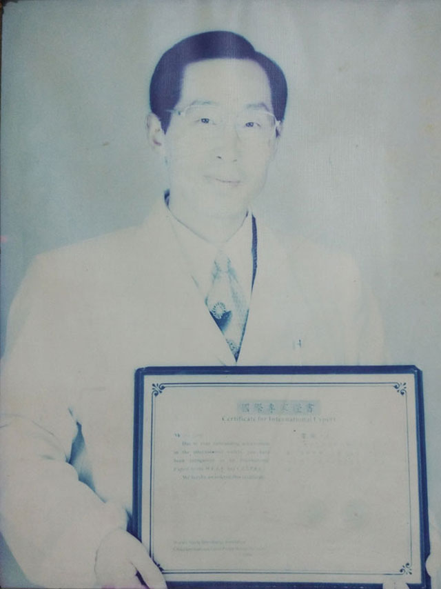 韦院长荣获国际专家证书